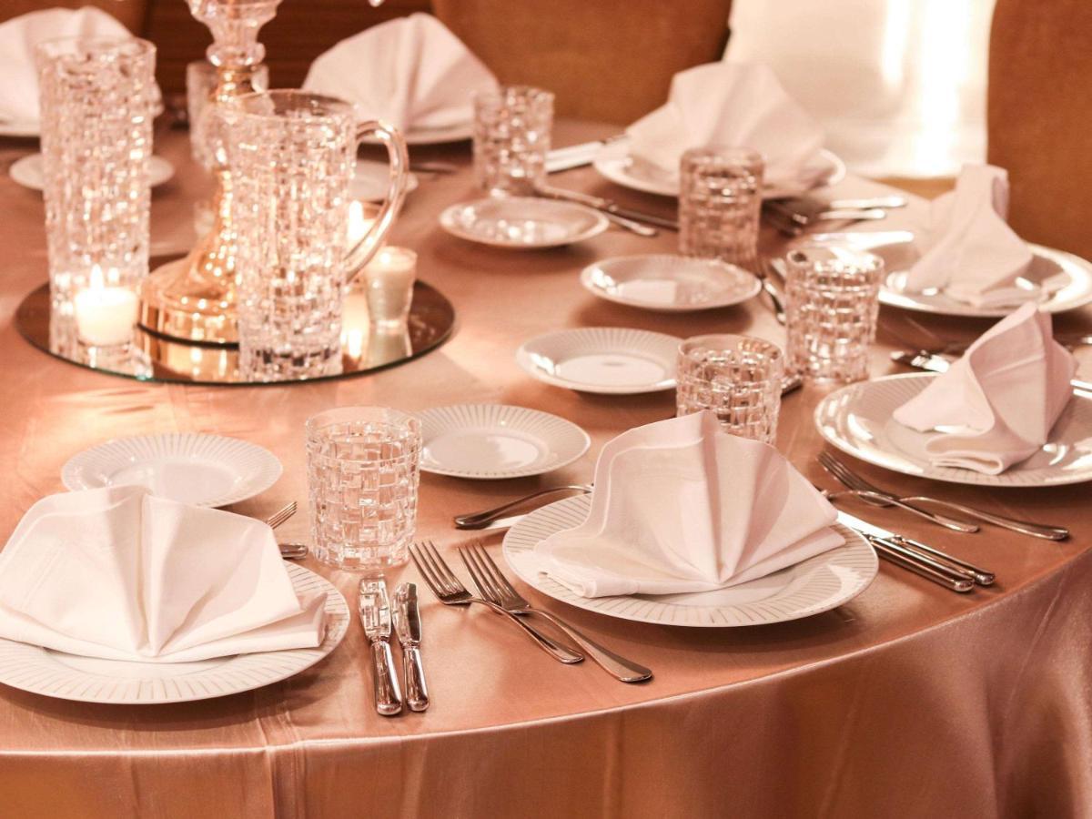 Moevenpick Hotel Du Lac Tunis Eksteriør billede A table set for fine dining