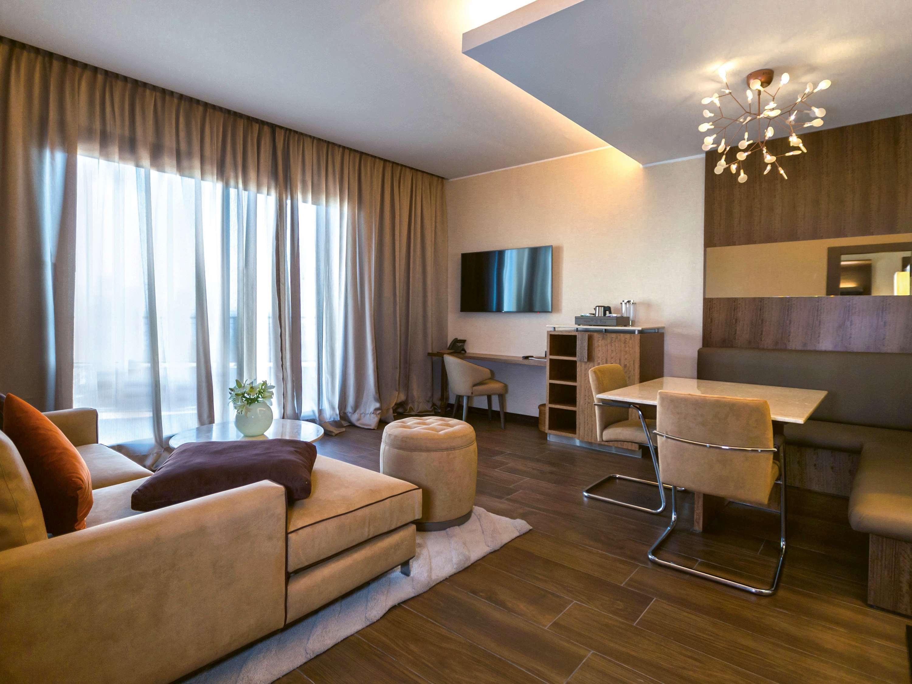 Moevenpick Hotel Du Lac Tunis Eksteriør billede A living room in a modern apartment