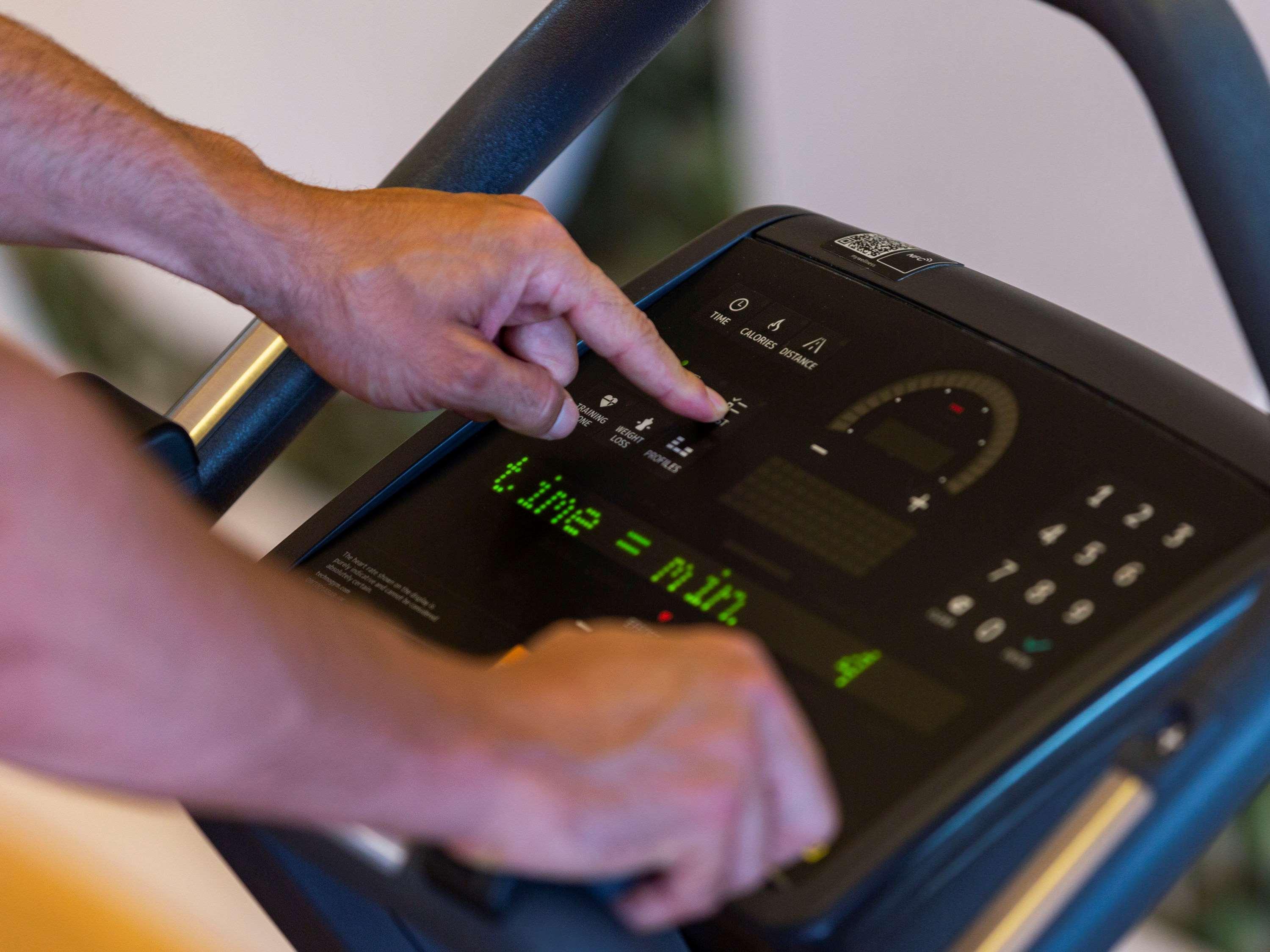 Moevenpick Hotel Du Lac Tunis Eksteriør billede A treadmill console