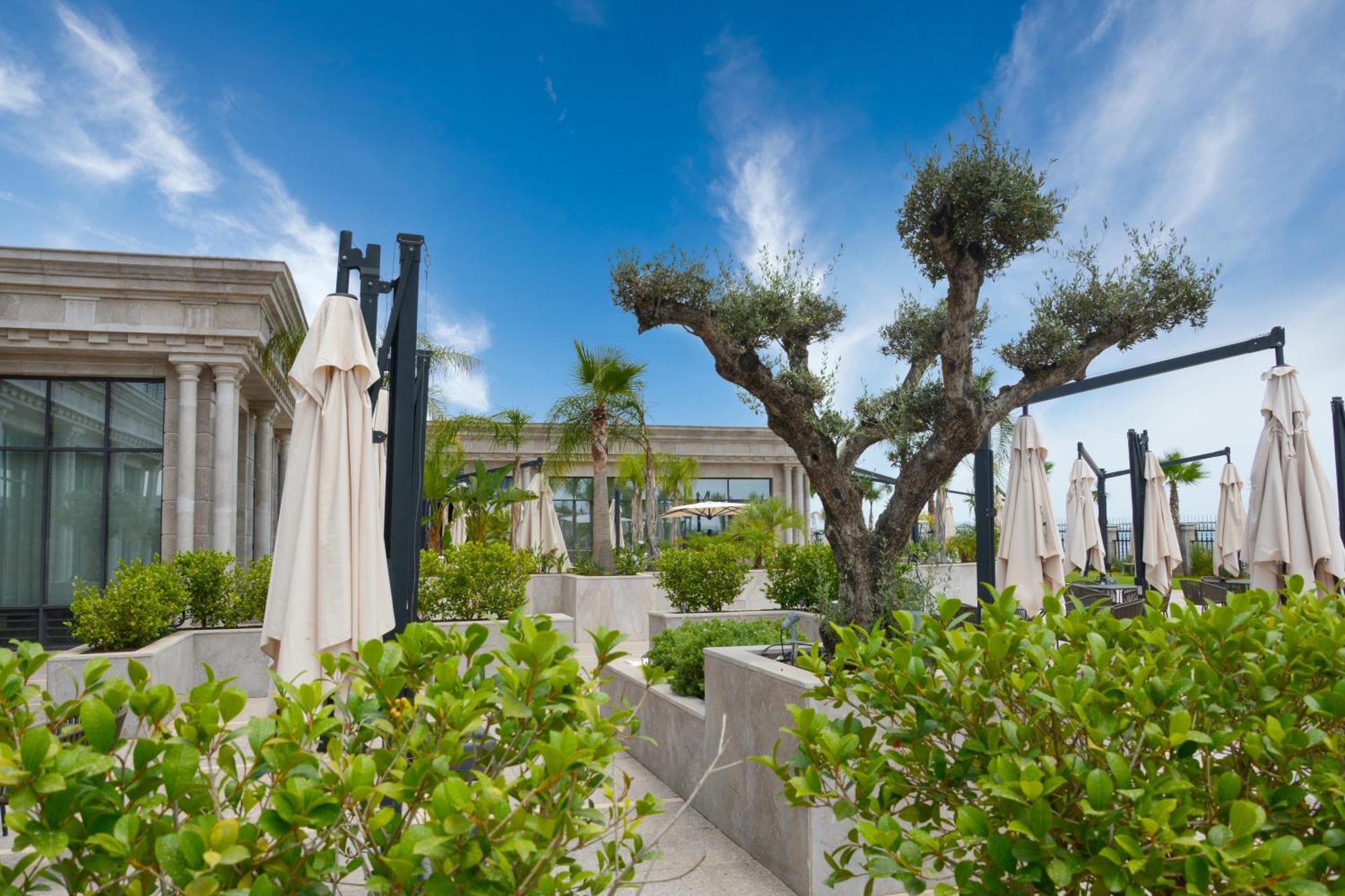 Moevenpick Hotel Du Lac Tunis Eksteriør billede The hotel's rooftop