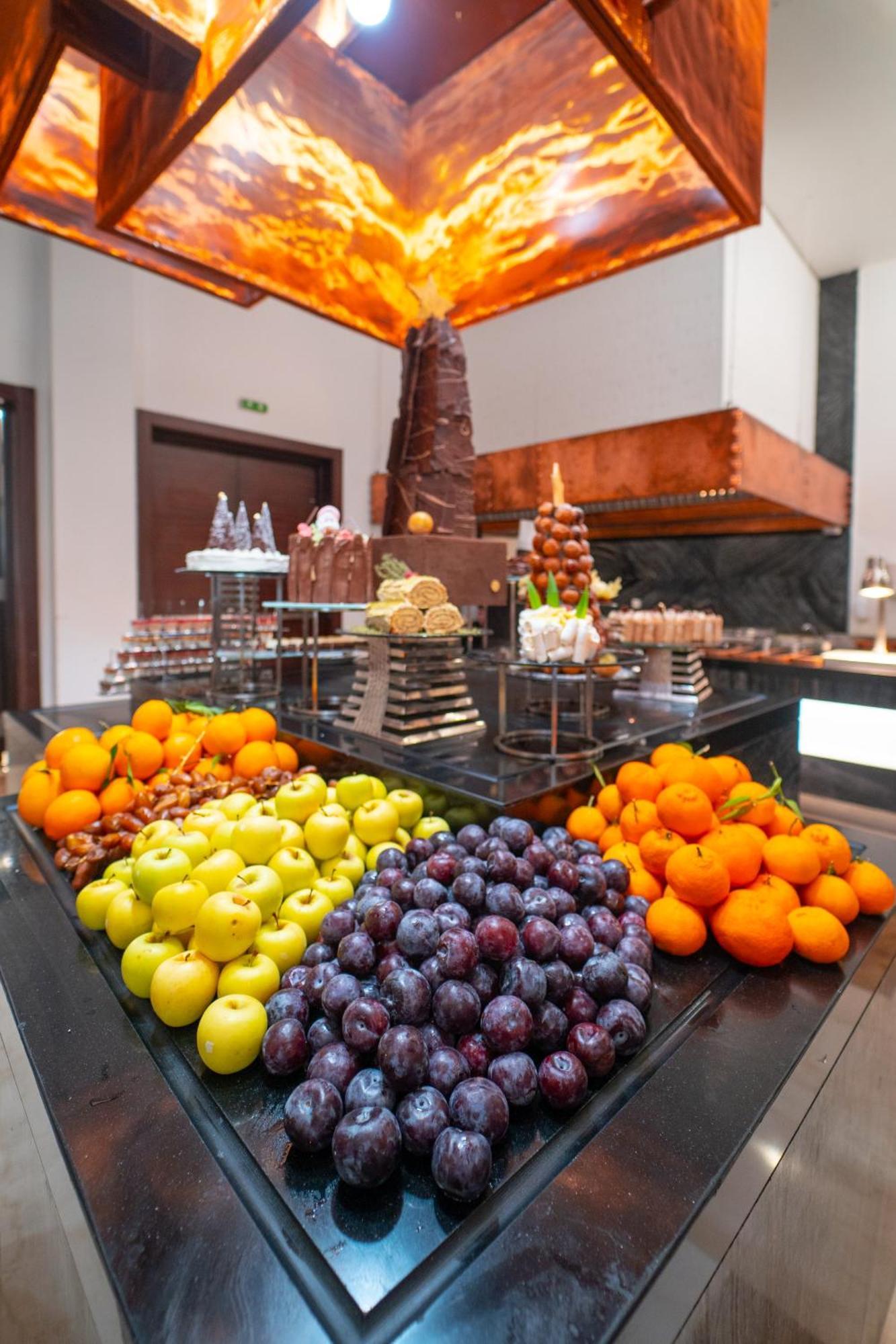 Moevenpick Hotel Du Lac Tunis Eksteriør billede Fruit at a buffet