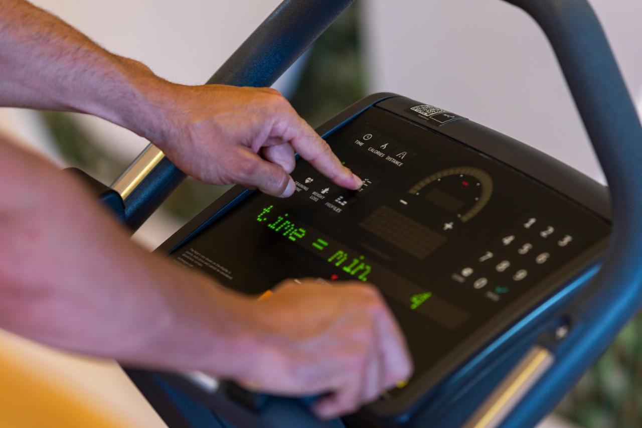 Moevenpick Hotel Du Lac Tunis Eksteriør billede A treadmill console